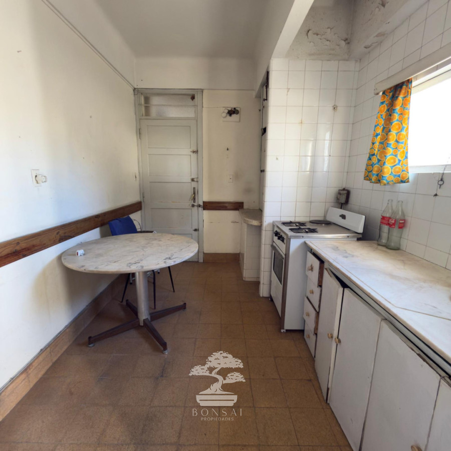 Apartamento ID.1124 - Venta Apartamento 2 dormitorios + servicio Ciudad Vieja Montevideo a reciclar C