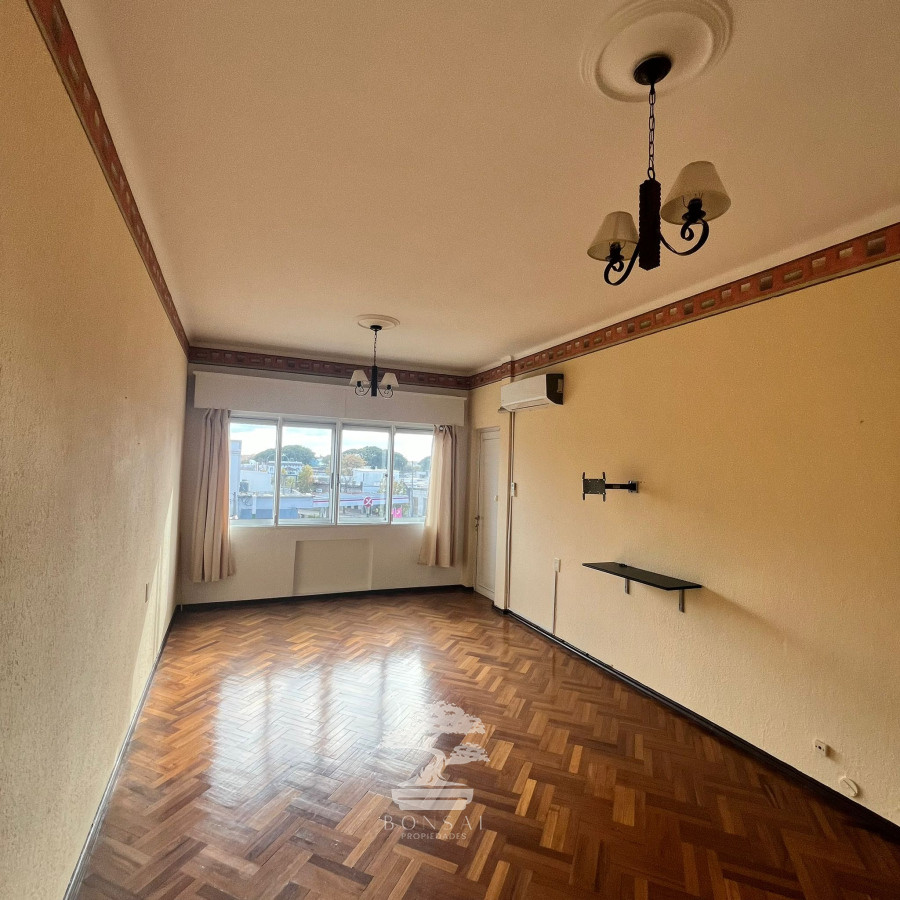 Apartamento ID.647 - Venta Apartamento 2 dormitorios y servicio con Garaje Reducto Montevideo V