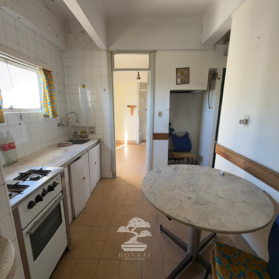 Apartamento ID.1124 - Venta Apartamento 2 dormitorios + servicio Ciudad Vieja Montevideo a reciclar C