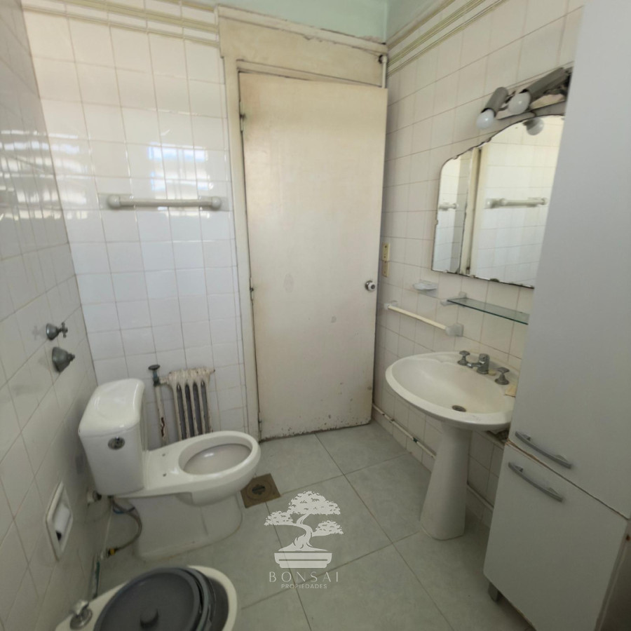 Apartamento ID.1124 - Venta Apartamento 2 dormitorios + servicio Ciudad Vieja Montevideo a reciclar C