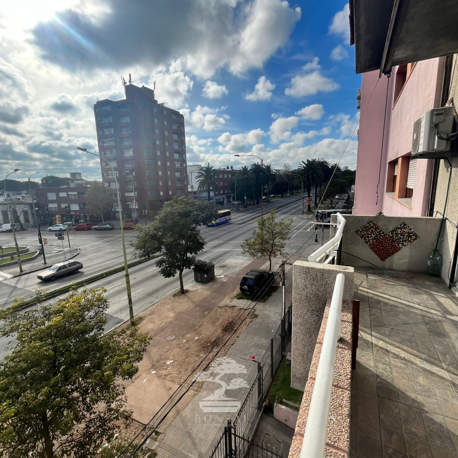 Apartamento ID.647 - Venta Apartamento 2 dormitorios y servicio con Garaje Reducto Montevideo V