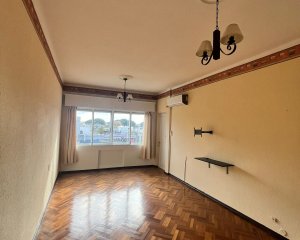 Venta Apartamento 2 dormitorios y servicio con Garaje Reducto Montevideo V