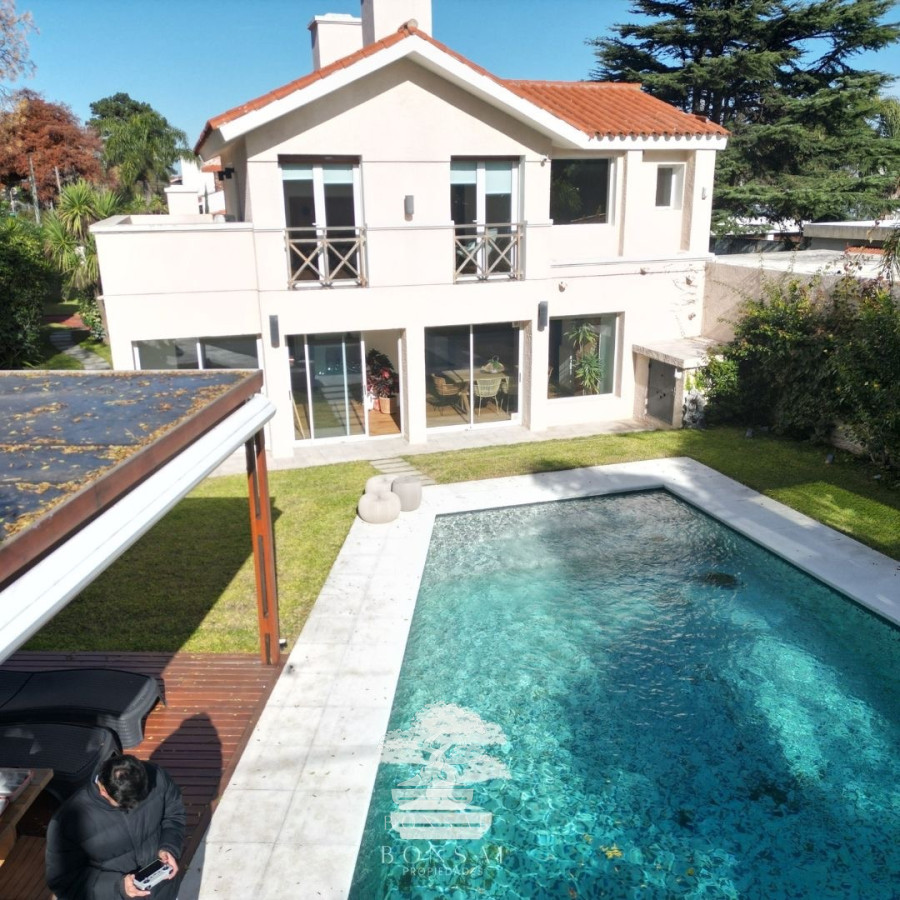 Casa ID.133 - Venta Casa Cinco Dormitorios Carrasco Sur Montevideo F