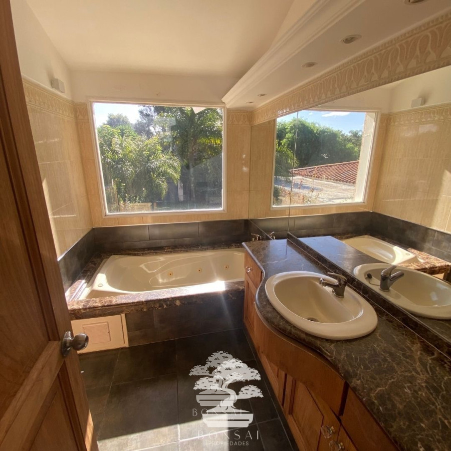 Casa ID.133 - Venta Casa Cinco Dormitorios Carrasco Sur Montevideo F