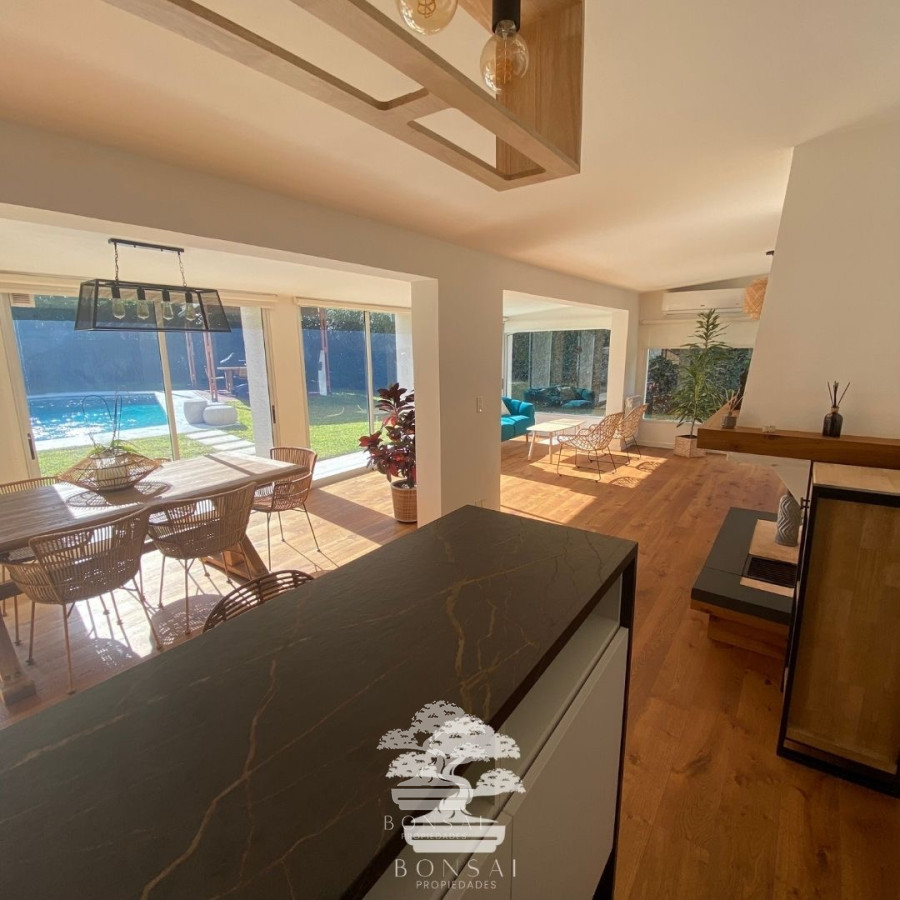 Casa ID.133 - Venta Casa Cinco Dormitorios Carrasco Sur Montevideo F