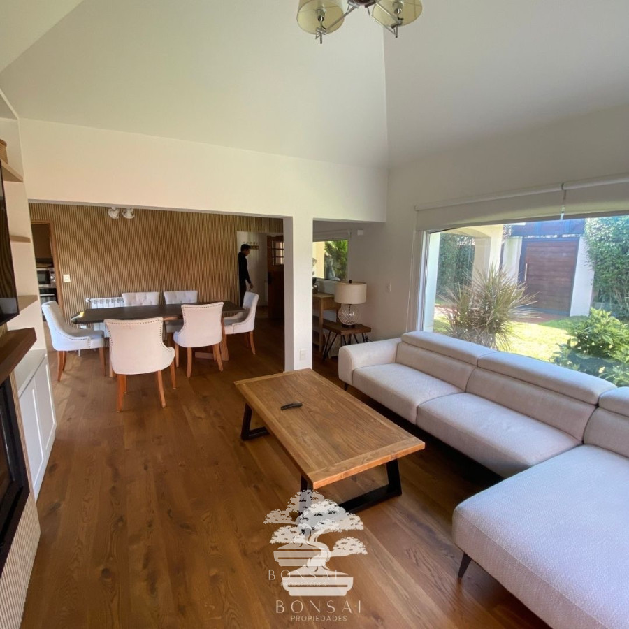 Casa ID.133 - Venta Casa Cinco Dormitorios Carrasco Sur Montevideo F