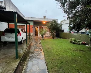 Venta Padrón Único Casa al frente con Garaje y dos Apartamentos al fondo rentados  Carrasco Norte Montevideo V