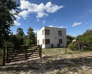 Venta casa 2 dormitorios frente al mar balneario Santa Regina Colonia LR
