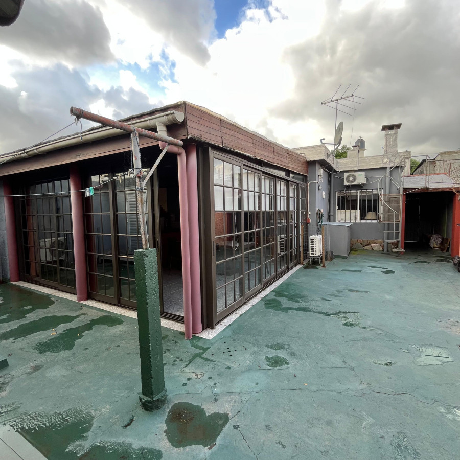 Venta Casa 2 dormitorios + Apartamento Villa Española Montevideo C