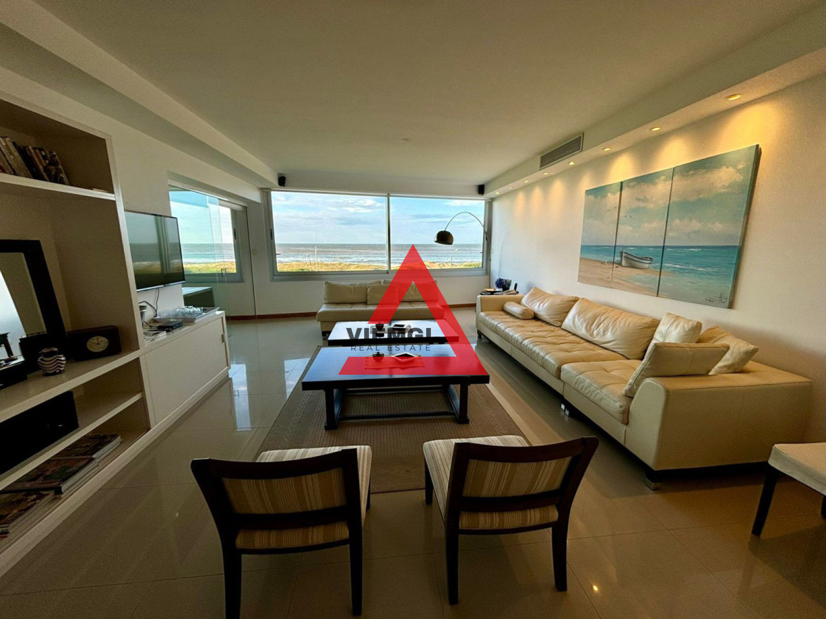 Apartamento ID.46 - Departamento Frente al Mar en Playa Brava – 3 Dormitorios y Servicio en Tiburón III