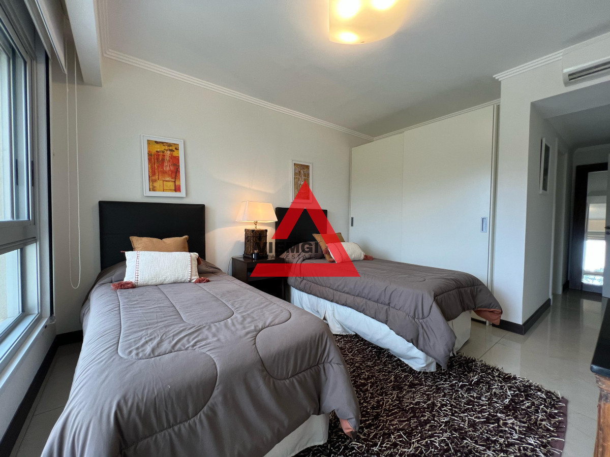 Apartamento ID.29 - Apartamento 3 dormitorios y servicio frente al mar – Playa Brava-Torre Lobos, Punta del Este