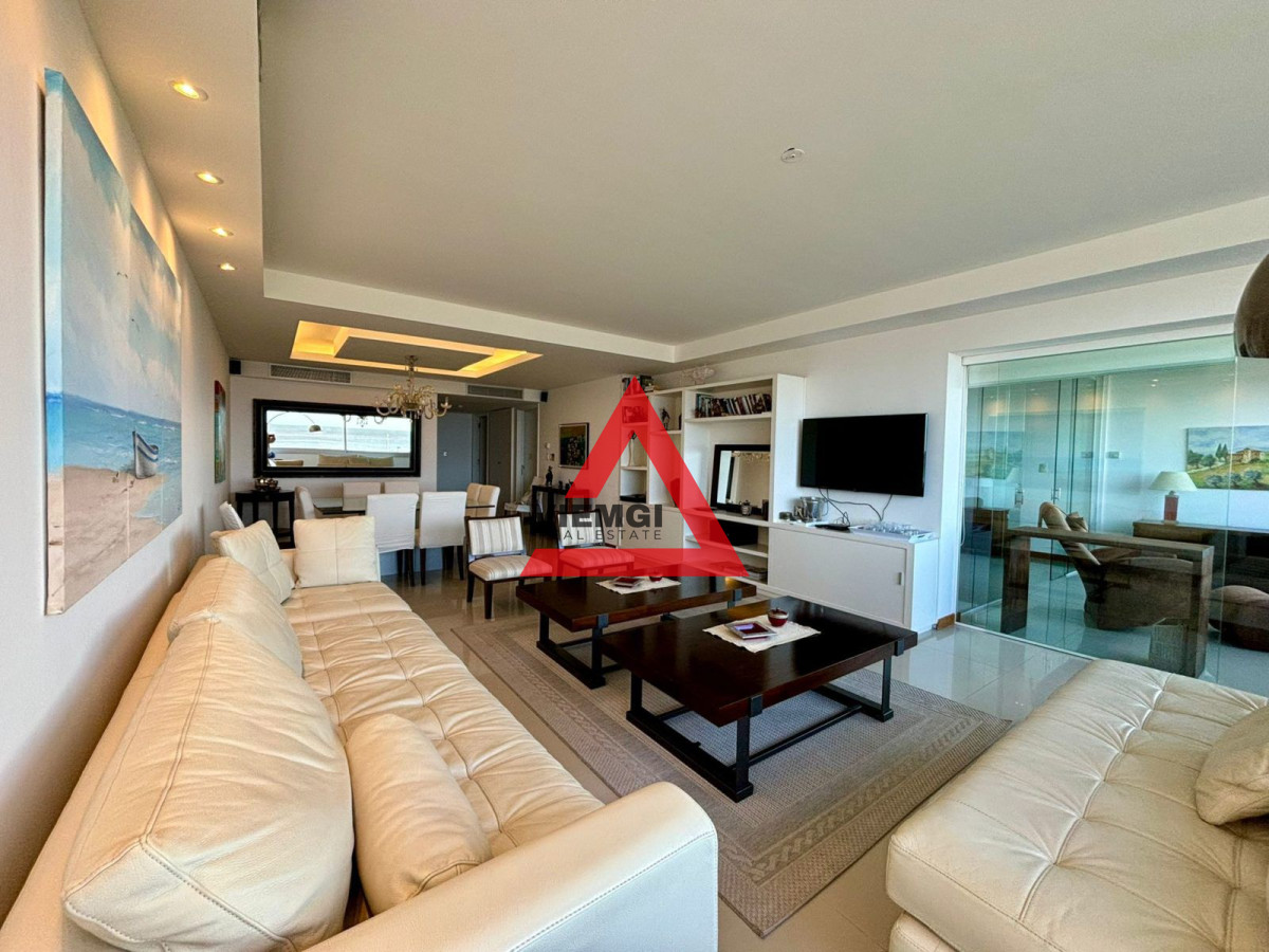 Apartamento ID.46 - Departamento Frente al Mar en Playa Brava – 3 Dormitorios y Servicio en Tiburón III