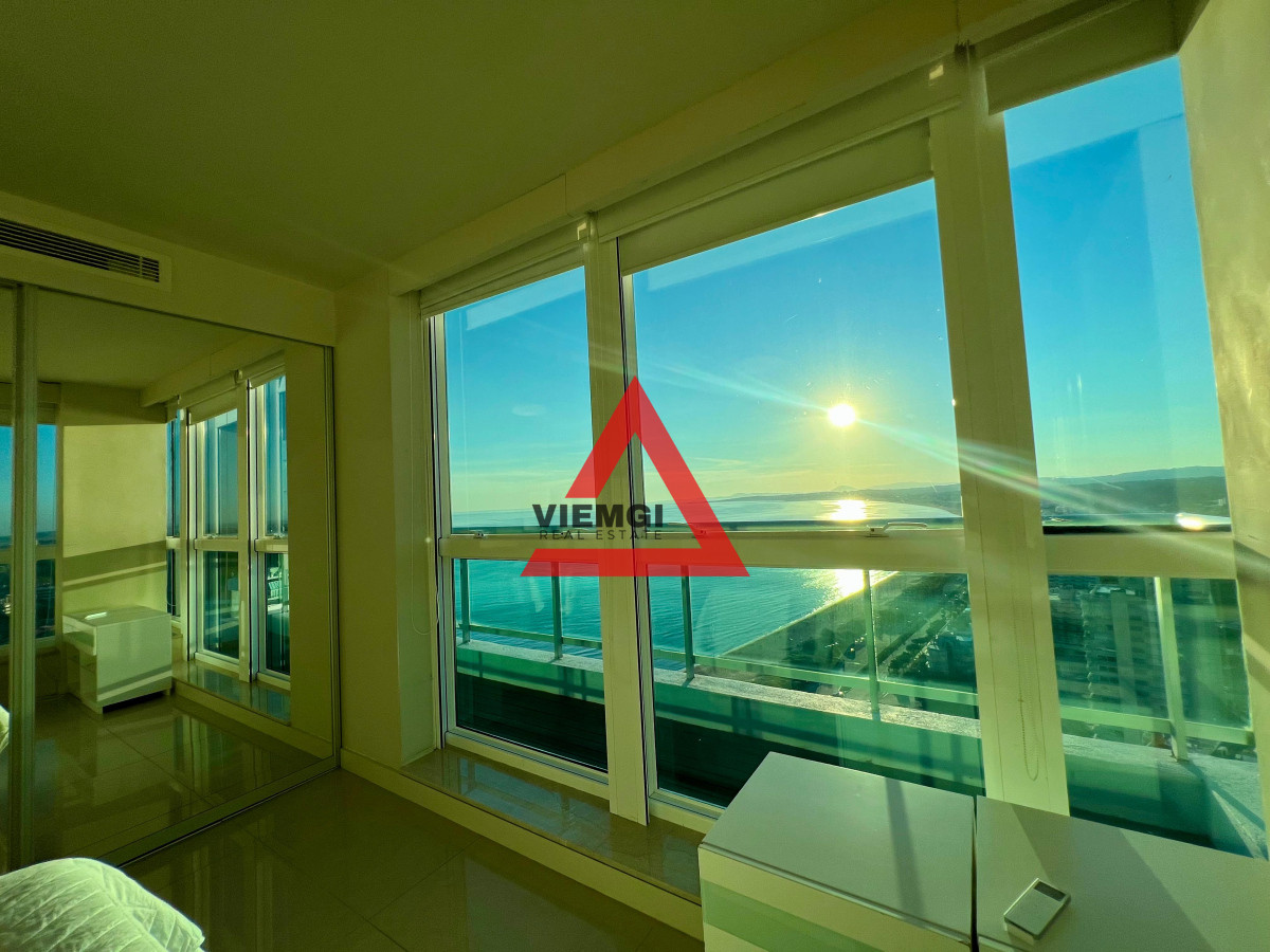 Apartamento ID.52 -   Phenthouse  en venta 4 dormitorios en Torre Aquarela – Playa Mansa, Punta del Este 