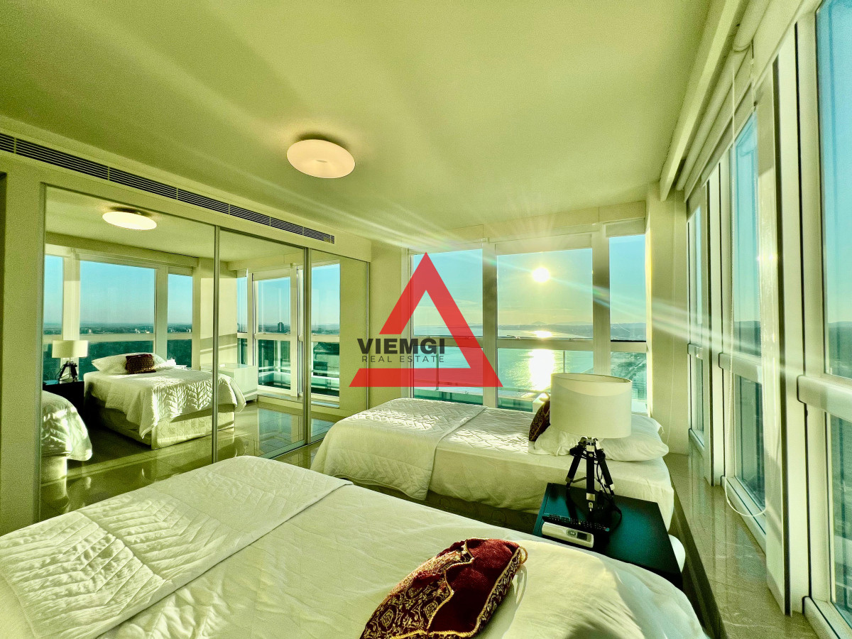 Apartamento ID.52 -   Phenthouse  en venta 4 dormitorios en Torre Aquarela – Playa Mansa, Punta del Este 