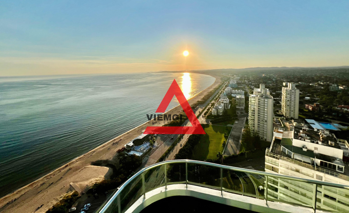 Apartamento ID.52 -   Phenthouse  en venta 4 dormitorios en Torre Aquarela – Playa Mansa, Punta del Este 