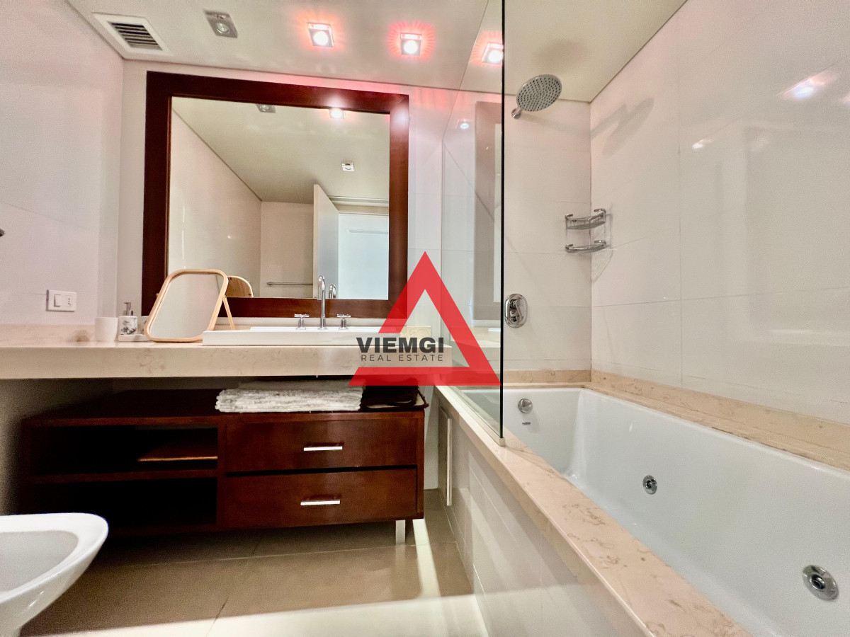 Apartamento ID.52 -   Phenthouse  en venta 4 dormitorios en Torre Aquarela – Playa Mansa, Punta del Este 