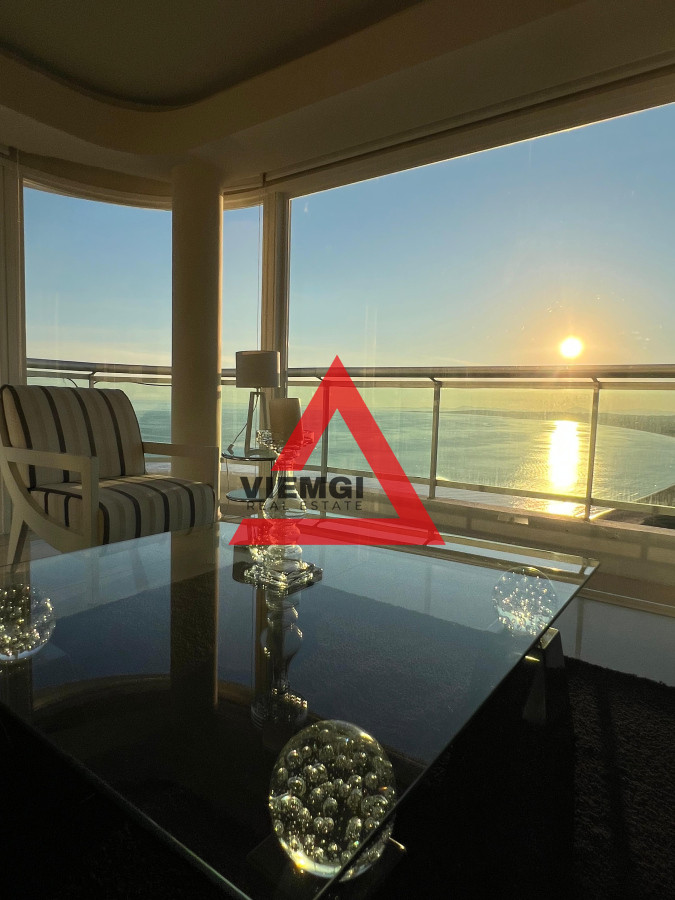 Apartamento ID.52 -   Phenthouse  en venta 4 dormitorios en Torre Aquarela – Playa Mansa, Punta del Este 
