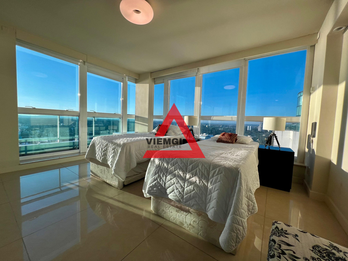 Apartamento ID.52 -   Phenthouse  en venta 4 dormitorios en Torre Aquarela – Playa Mansa, Punta del Este 