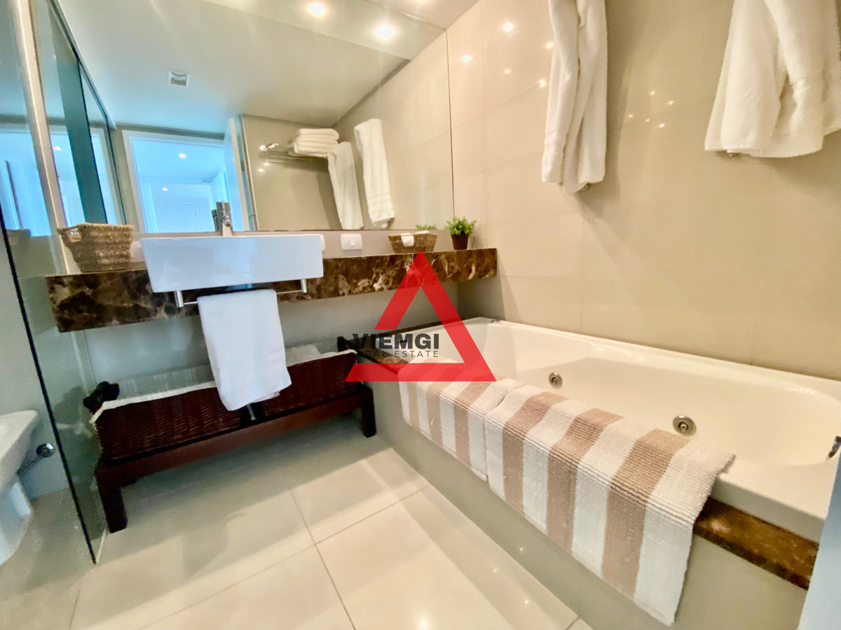Apartamento ID.46 - Departamento Frente al Mar en Playa Brava – 3 Dormitorios y Servicio en Tiburón III