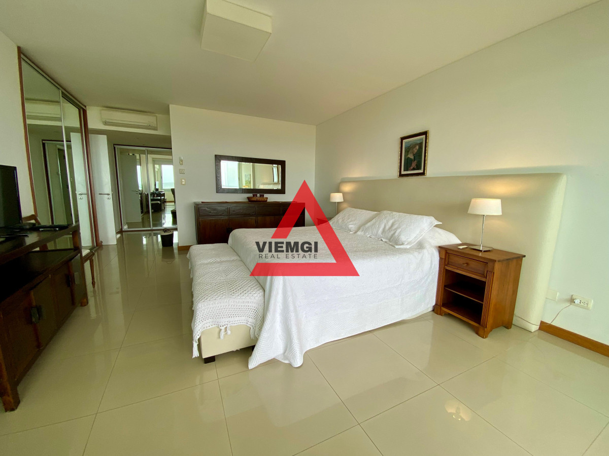 Apartamento ID.46 - Departamento Frente al Mar en Playa Brava – 3 Dormitorios y Servicio en Tiburón III
