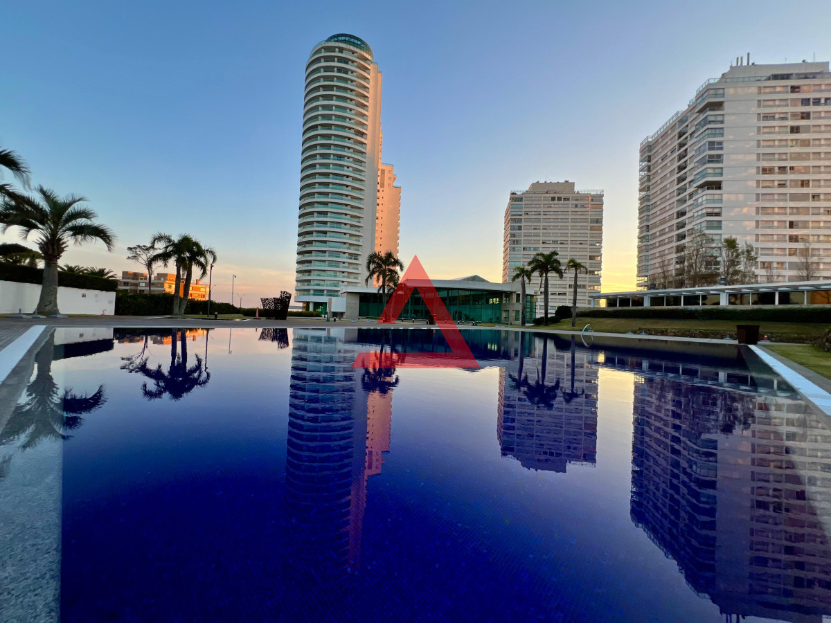 Apartamento ID.60 - Dúplex de lujo 4 dormitorios con vista al mar en Torre Aquarela, Playa Mansa – Punta del Este