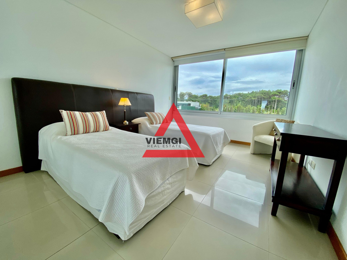 Apartamento ID.46 - Departamento Frente al Mar en Playa Brava – 3 Dormitorios y Servicio en Tiburón III