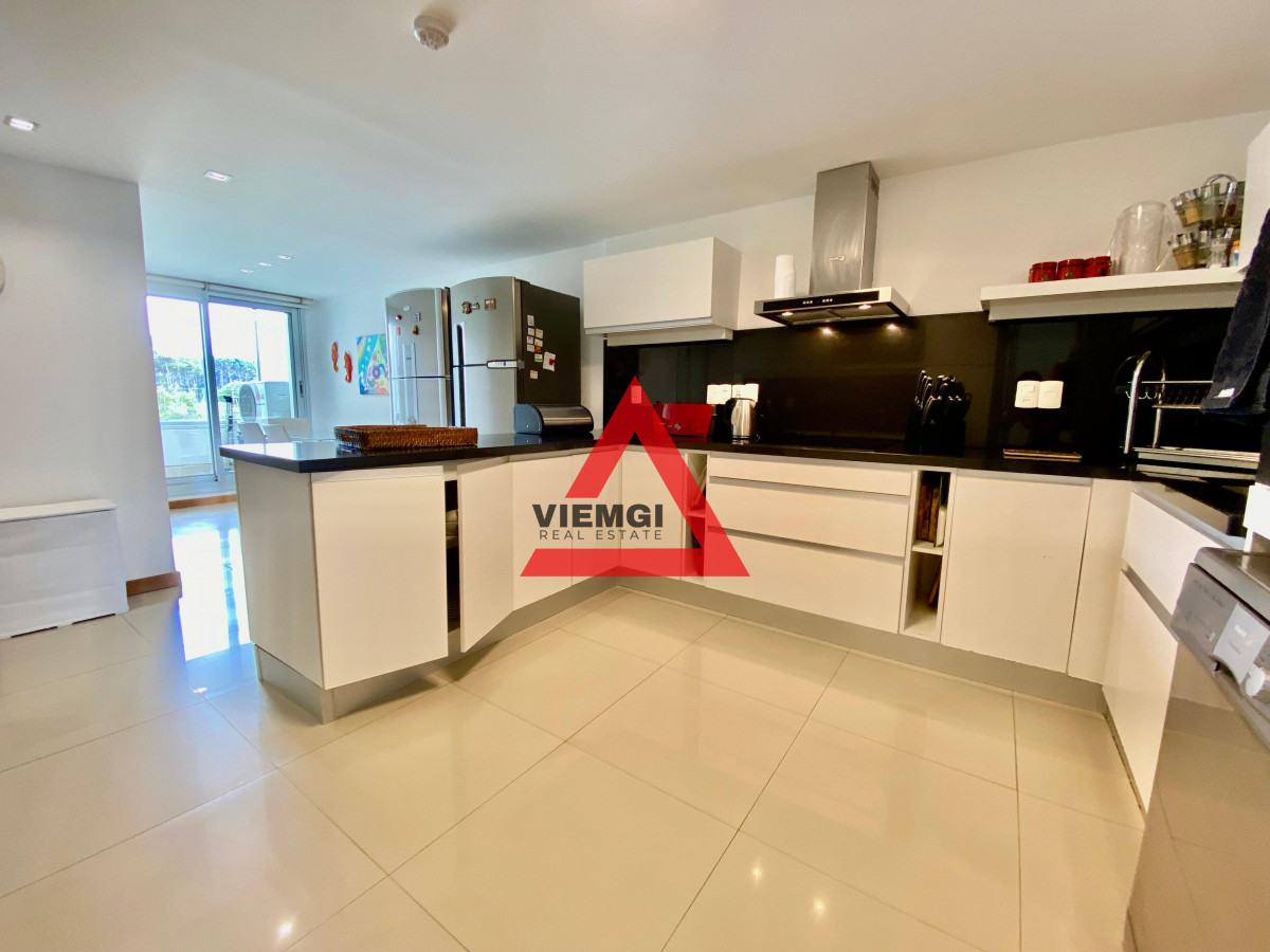 Apartamento ID.46 - Departamento Frente al Mar en Playa Brava – 3 Dormitorios y Servicio en Tiburón III