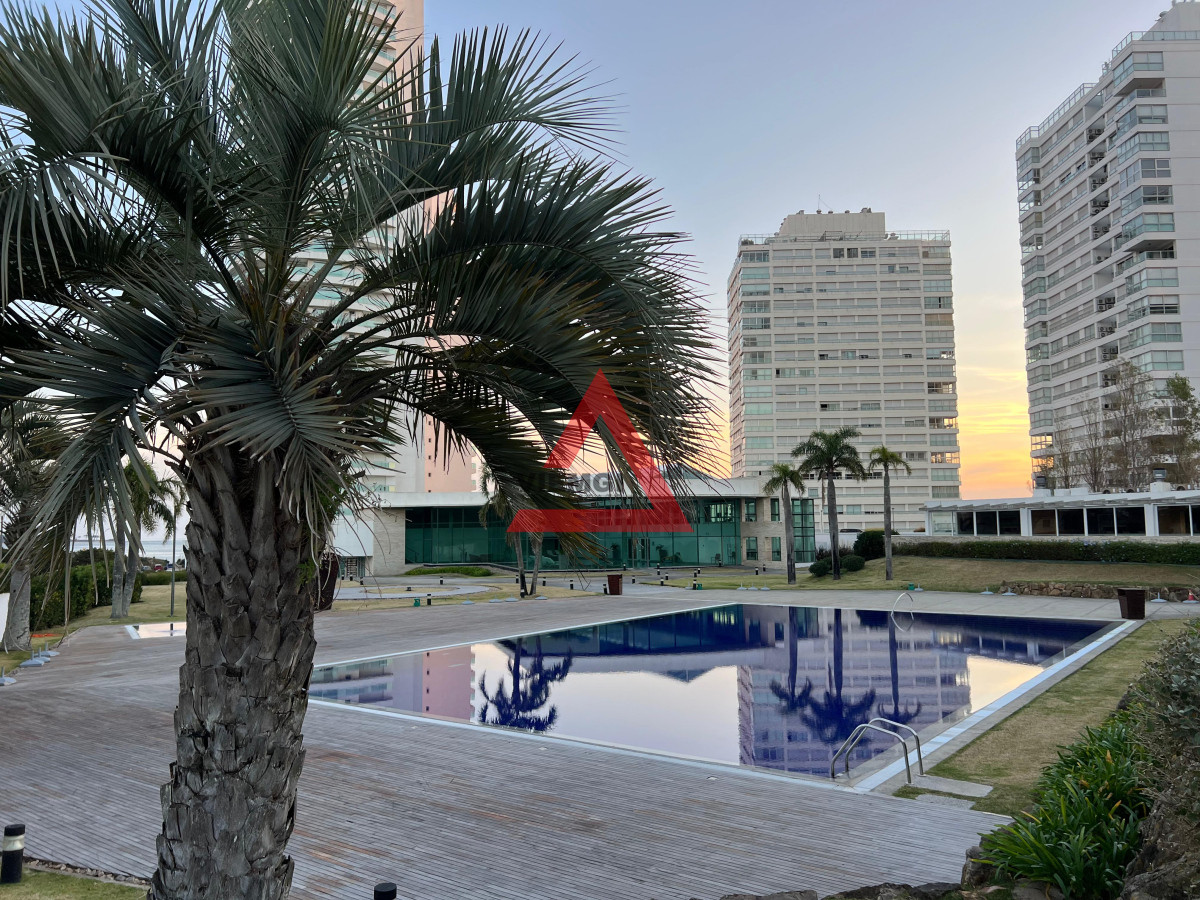 Apartamento ID.60 - Dúplex de lujo 4 dormitorios con vista al mar en Torre Aquarela, Playa Mansa – Punta del Este