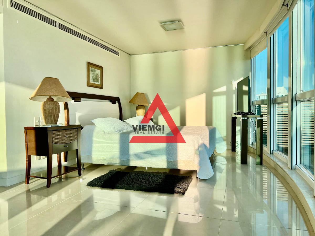 Apartamento ID.52 -   Phenthouse  en venta 4 dormitorios en Torre Aquarela – Playa Mansa, Punta del Este 