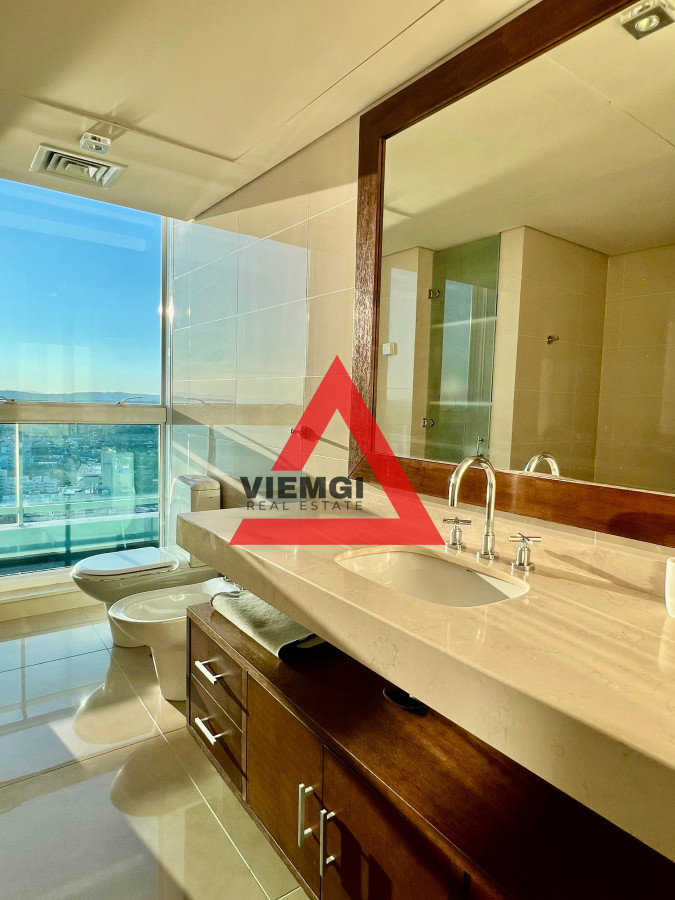 Apartamento ID.52 -   Phenthouse  en venta 4 dormitorios en Torre Aquarela – Playa Mansa, Punta del Este 