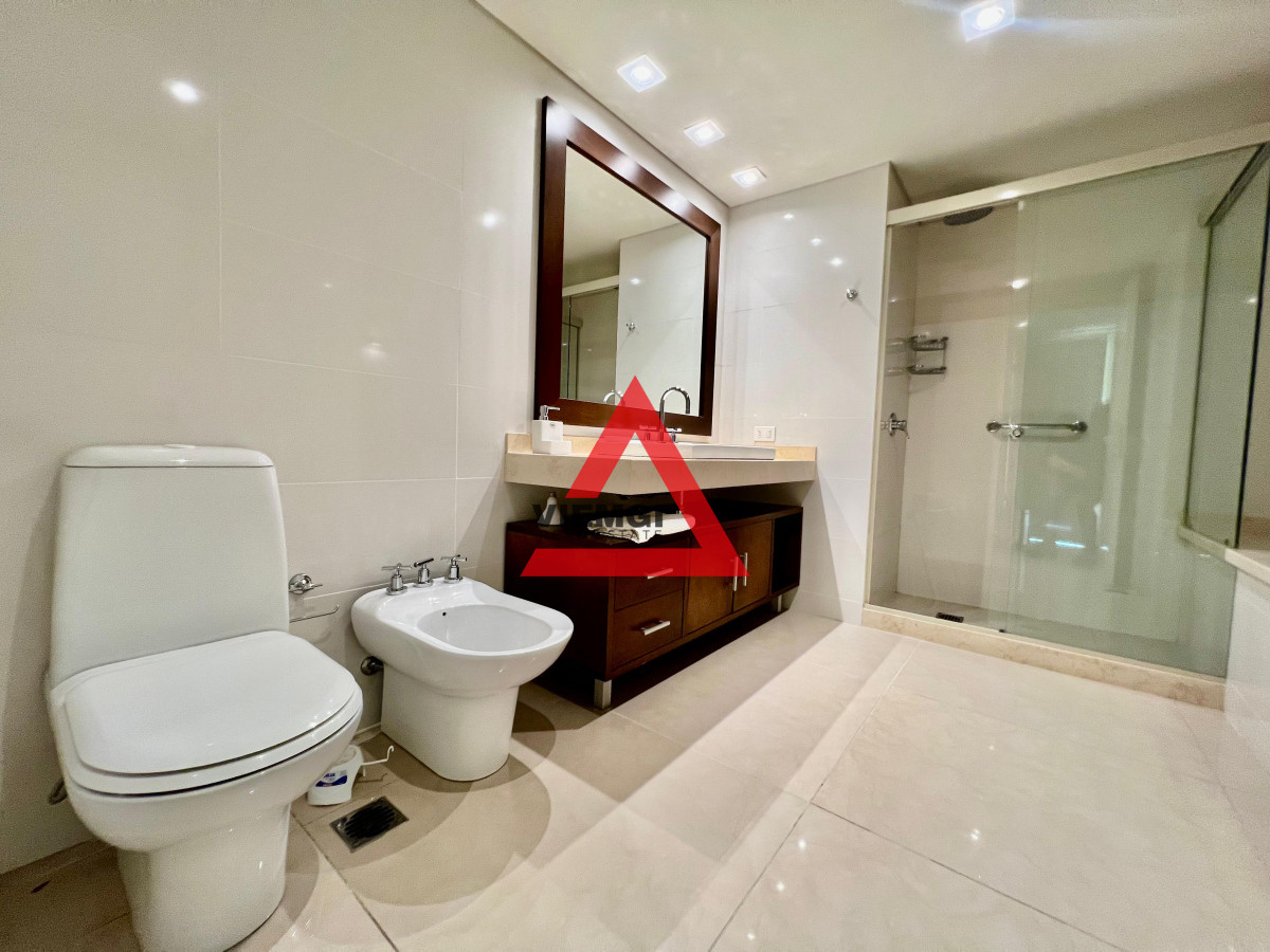 Apartamento ID.52 -   Phenthouse  en venta 4 dormitorios en Torre Aquarela – Playa Mansa, Punta del Este 