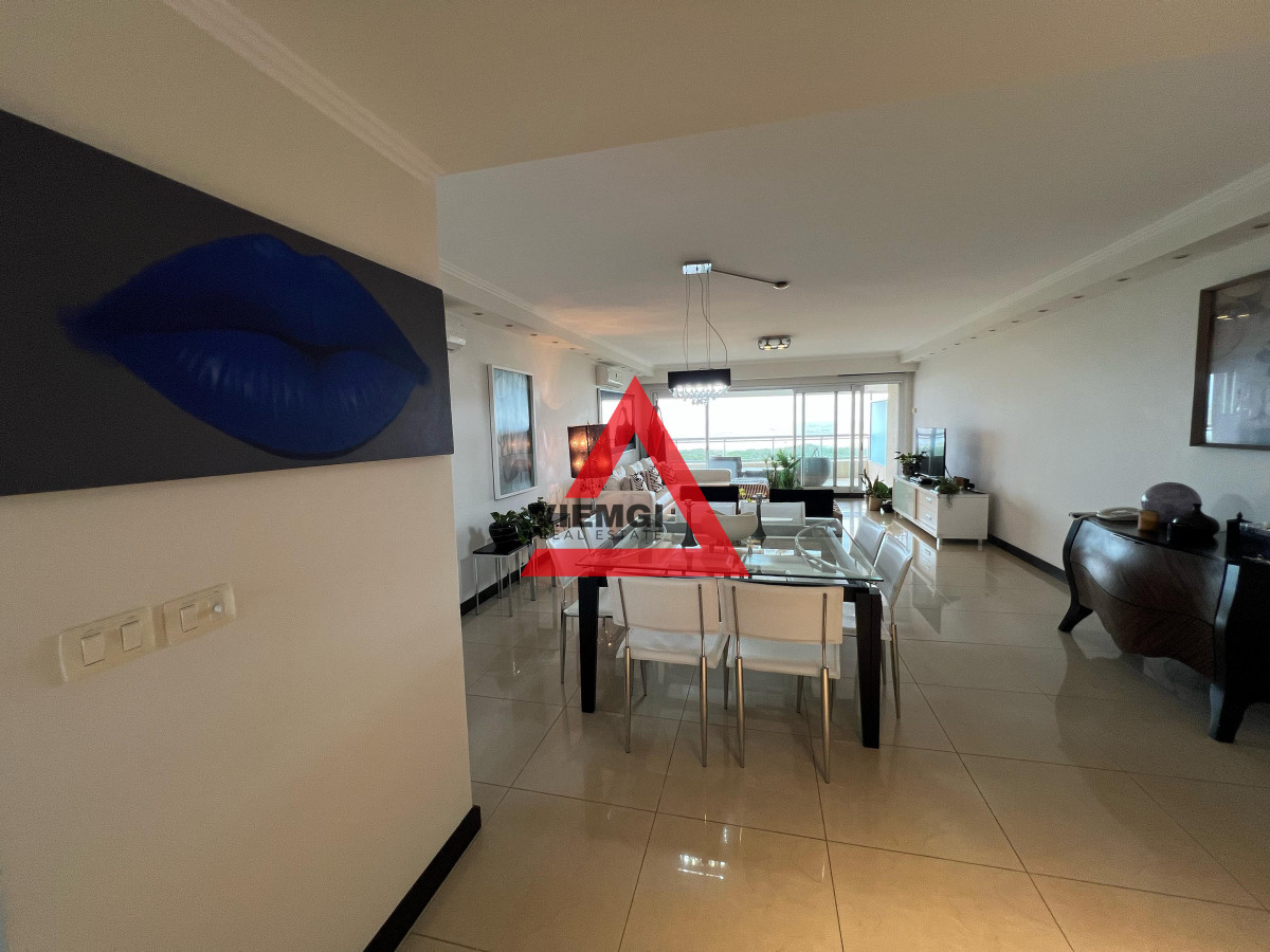 Apartamento ID.29 - Apartamento 3 dormitorios y servicio frente al mar – Playa Brava-Torre Lobos, Punta del Este
