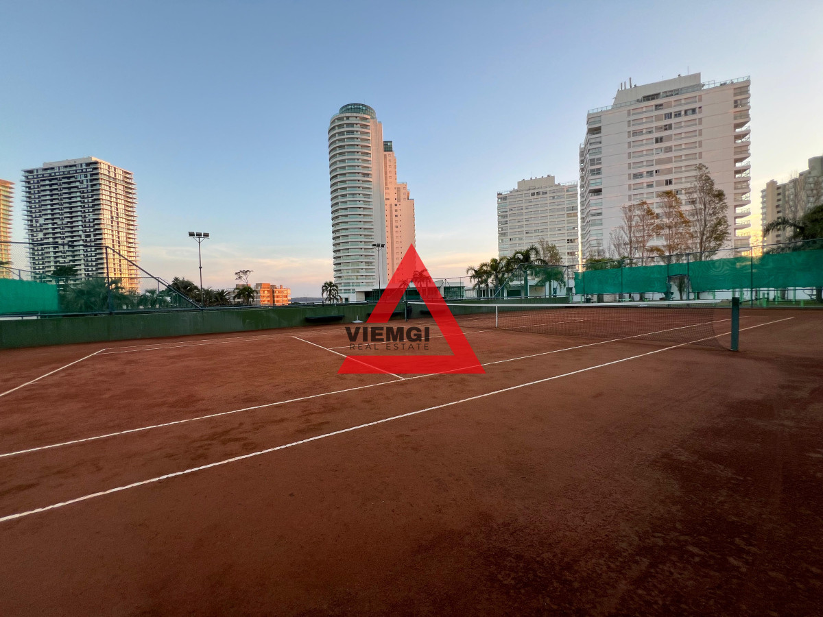 Apartamento ID.52 -   Phenthouse  en venta 4 dormitorios en Torre Aquarela – Playa Mansa, Punta del Este 