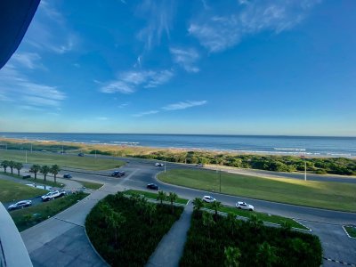 Apartamento de Lujo en Venta en Trump Tower Playa Brava - Punta del Este  3 Dormitorios, 4 Baños, Vista al Mar y Amenities