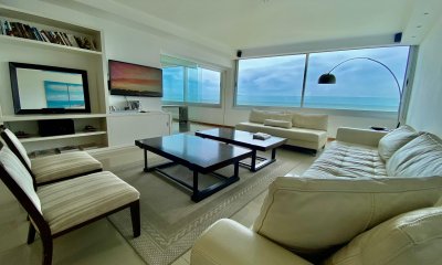 Departamento Frente al Mar en Playa Brava – 3 Dormitorios y Servicio en Tiburón III