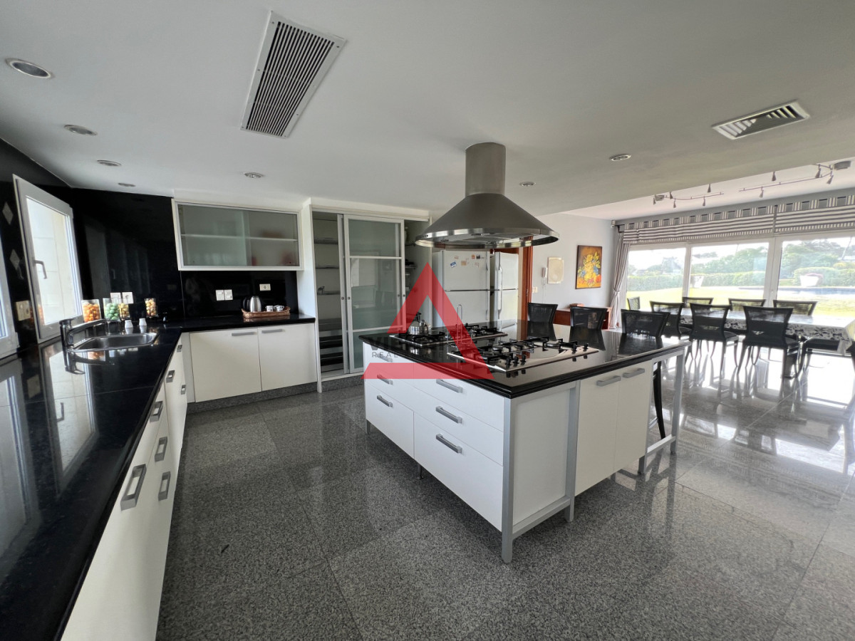 Casa ID.225 - Casa 6 dormitorios  Frente al mar Playa Mansa Punta del Este 