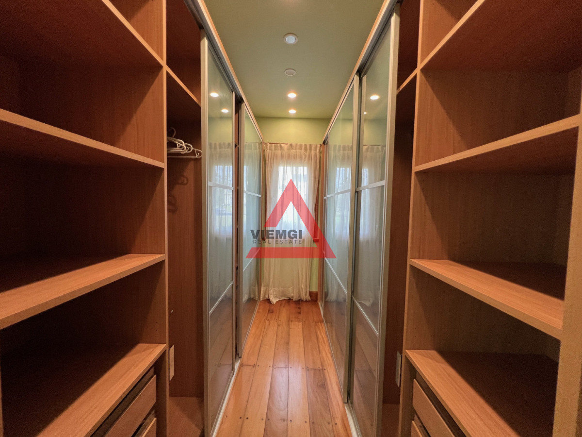 Casa ID.225 - Casa 6 dormitorios  Frente al mar Playa Mansa Punta del Este 