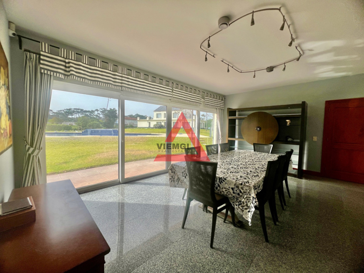 Casa ID.225 - Casa 6 dormitorios  Frente al mar Playa Mansa Punta del Este 