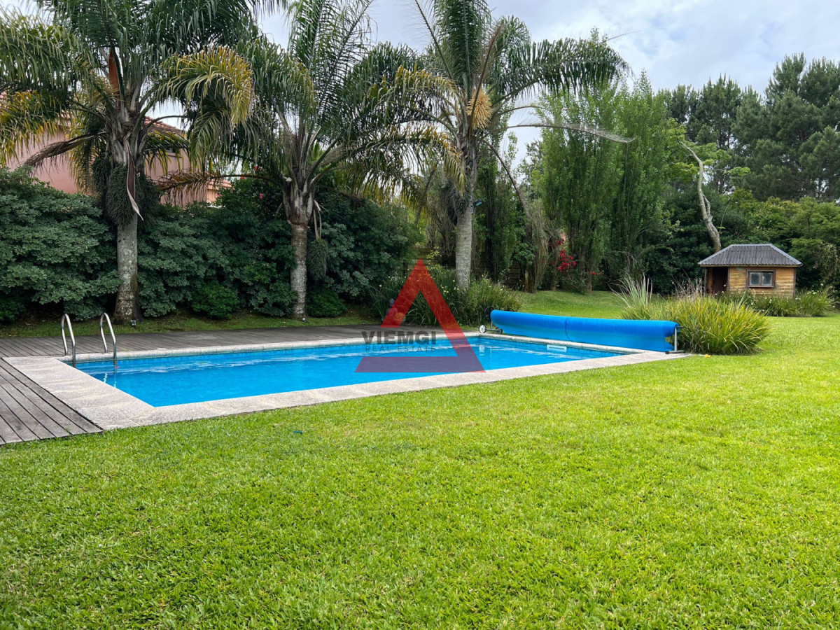 Casa ID.280 - Venta Casa en Barrio La Residence 4 Dorm. con Piscina y Barbacoa