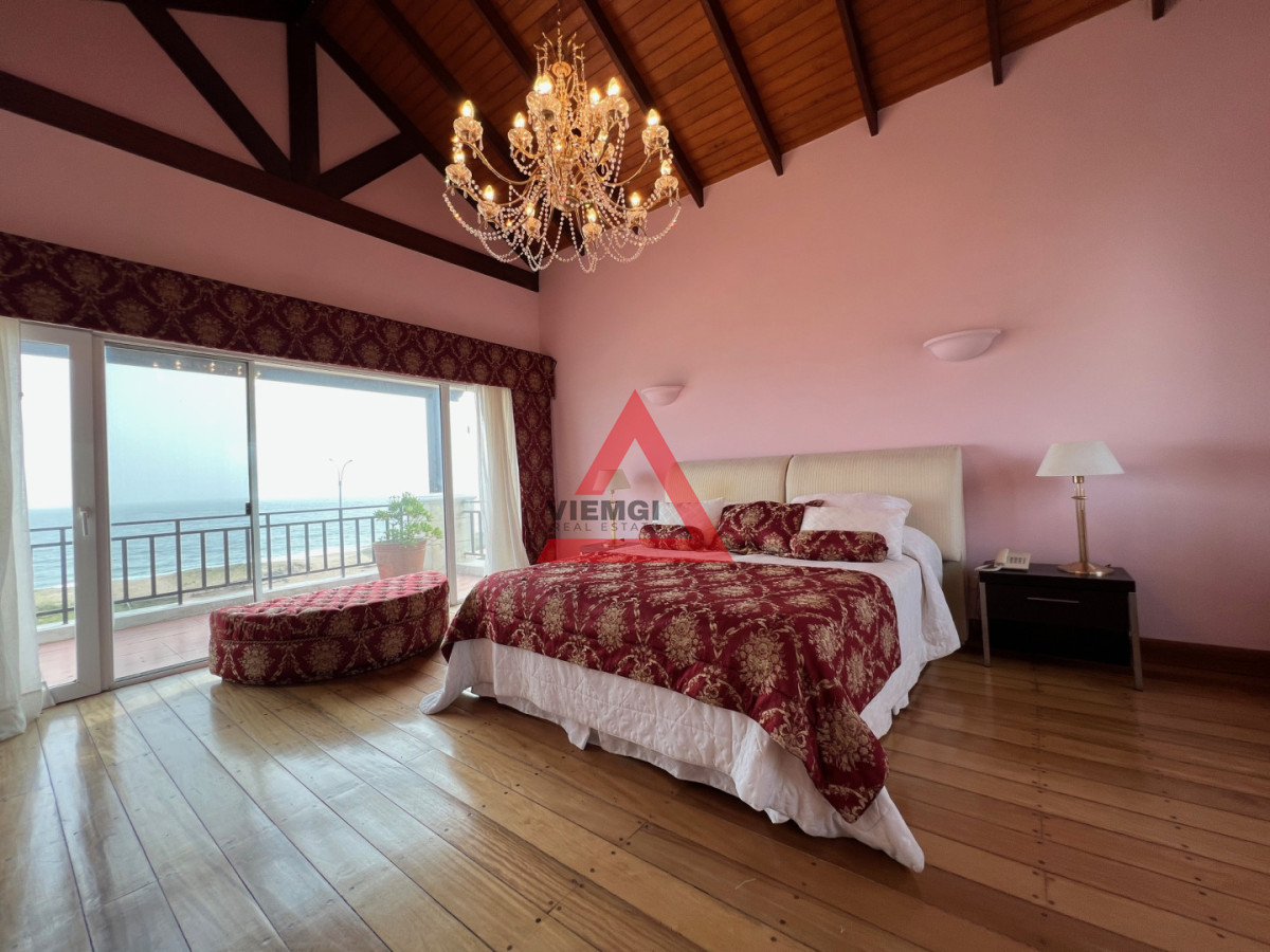 Casa ID.225 - Casa 6 dormitorios  Frente al mar Playa Mansa Punta del Este 