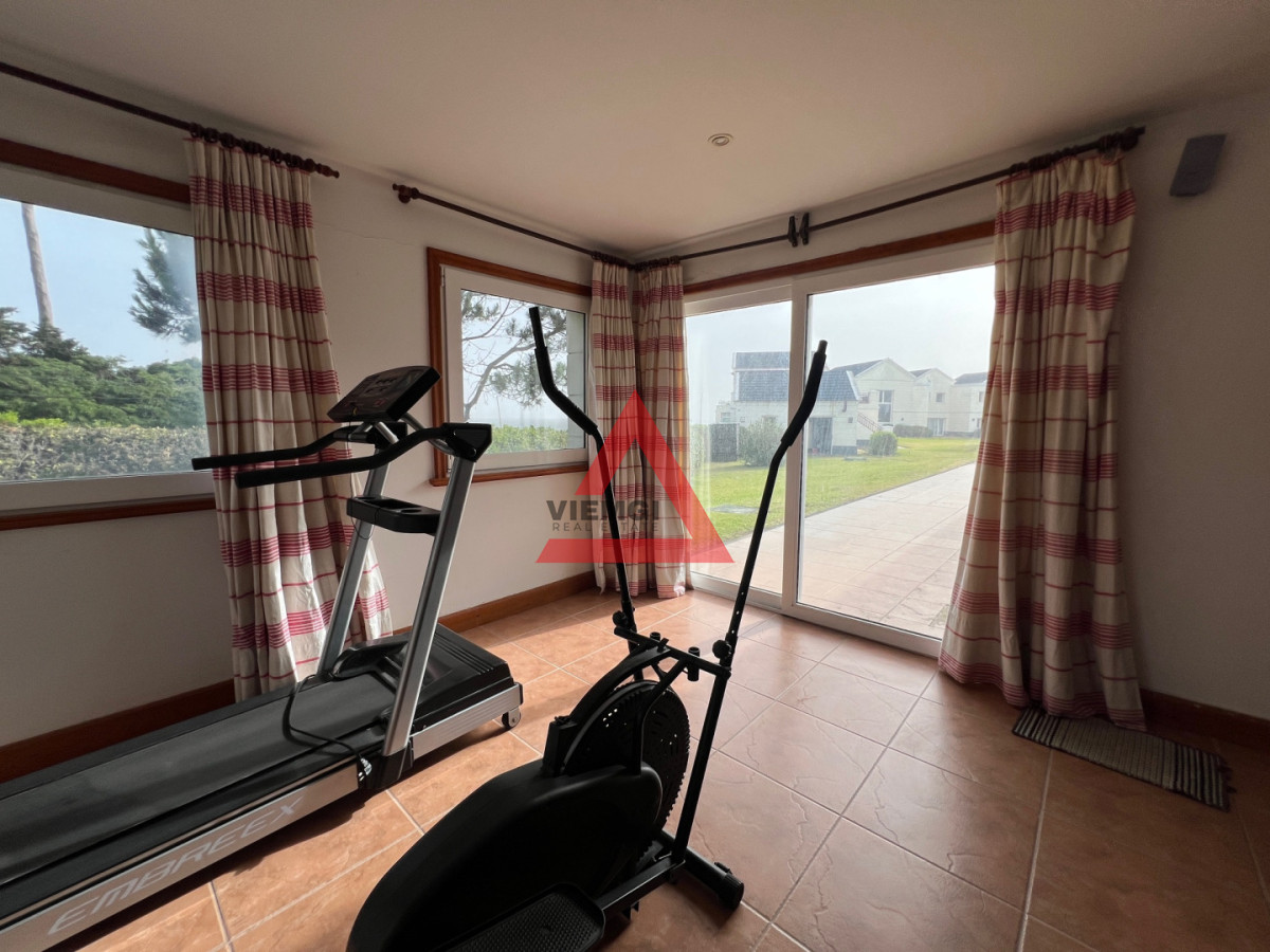 Casa ID.225 - Casa 6 dormitorios  Frente al mar Playa Mansa Punta del Este 