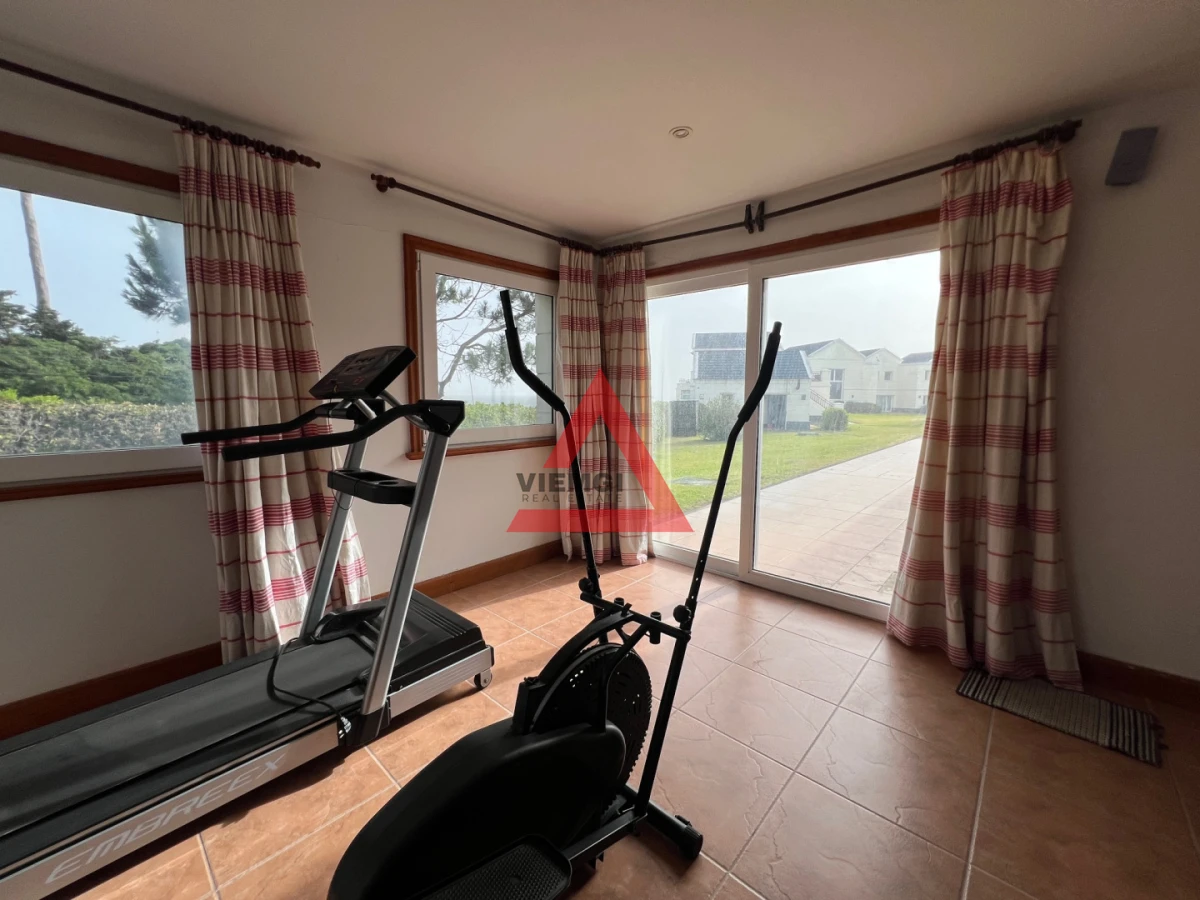 Casa ID.225 - Casa 6 dormitorios  Frente al mar Playa Mansa Punta del Este 