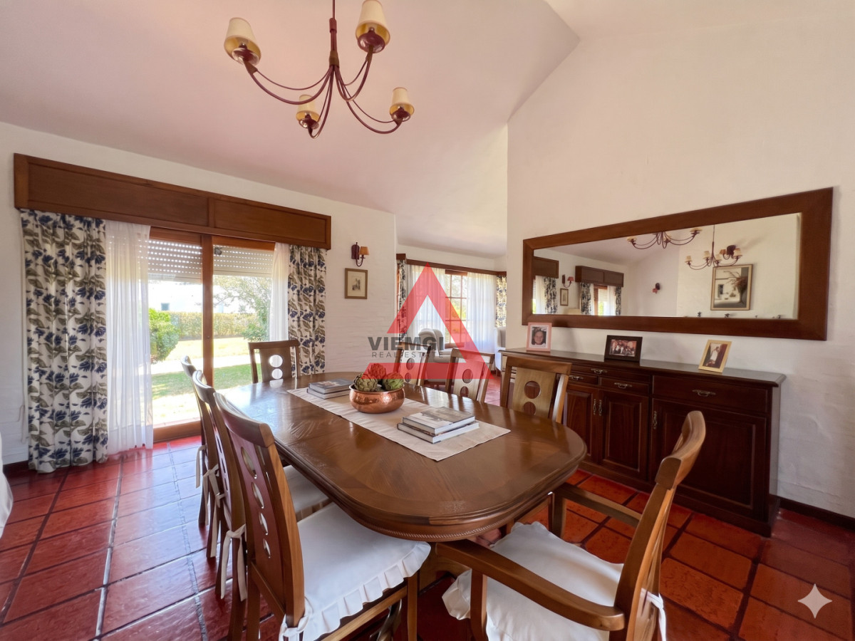Casa ID.196 - Casa 3 dormitorios en Venta con piscina y jardín en Barrio Marly, Punta del Este