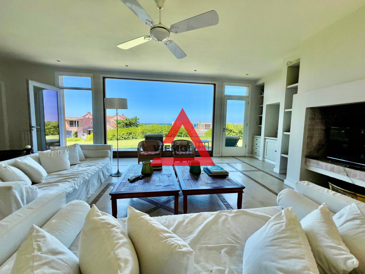 Casa ID.33 - Casa 4 Dormitorios en Barrio Privado Laguna Blanca – Punta del Este