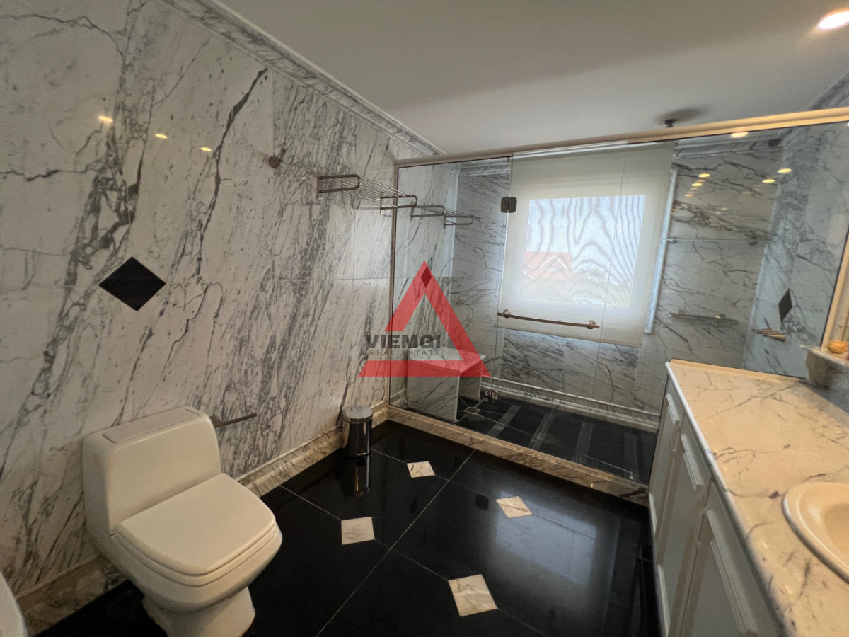 Casa ID.225 - Casa 6 dormitorios  Frente al mar Playa Mansa Punta del Este 