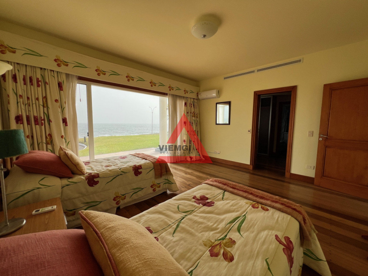 Casa ID.225 - Casa 6 dormitorios  Frente al mar Playa Mansa Punta del Este 