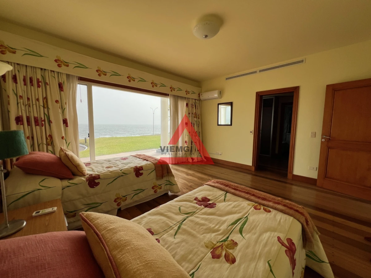 Casa ID.225 - Casa 6 dormitorios  Frente al mar Playa Mansa Punta del Este 
