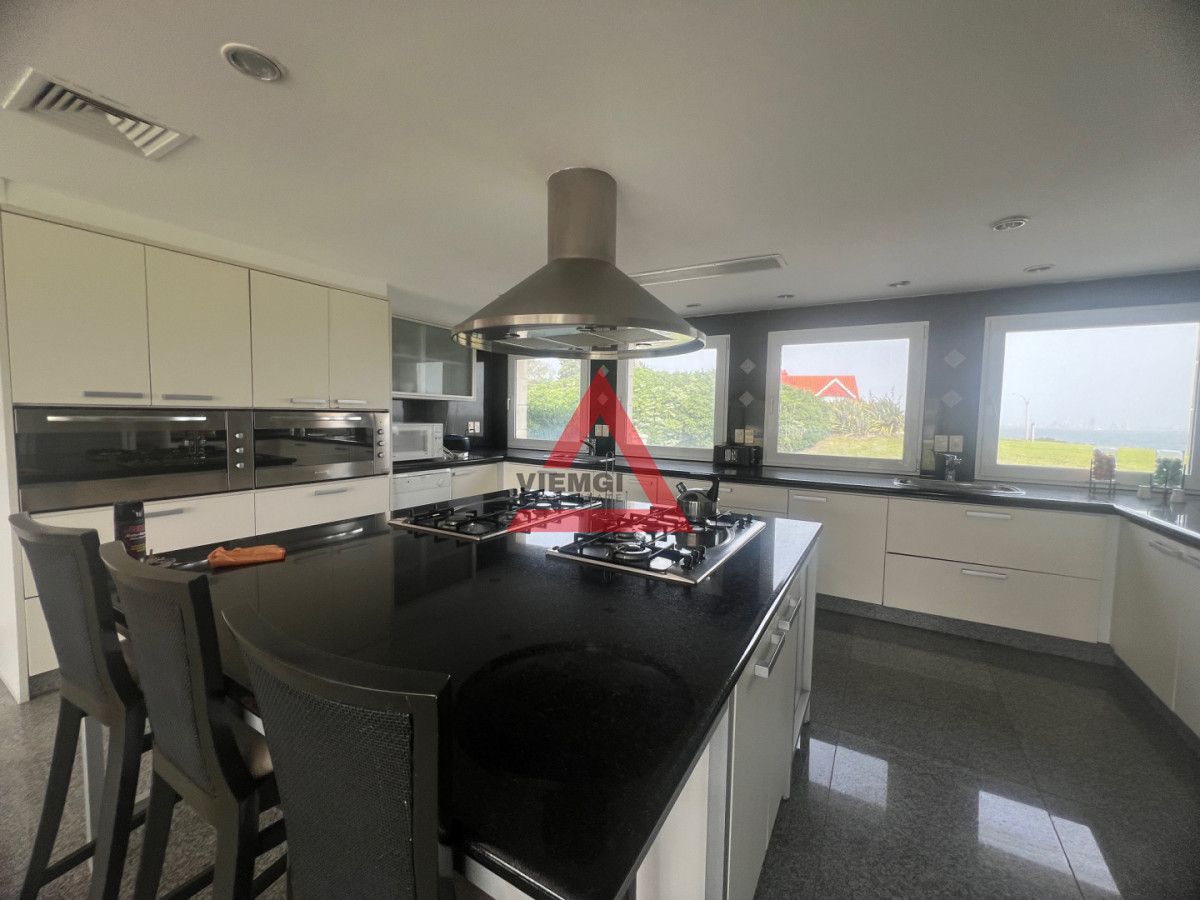 Casa ID.225 - Casa 6 dormitorios  Frente al mar Playa Mansa Punta del Este 