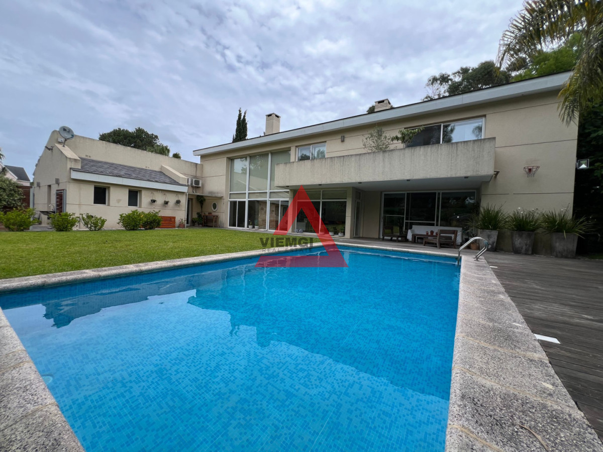 Casa ID.280 - Venta Casa en Barrio La Residence 4 Dorm. con Piscina y Barbacoa