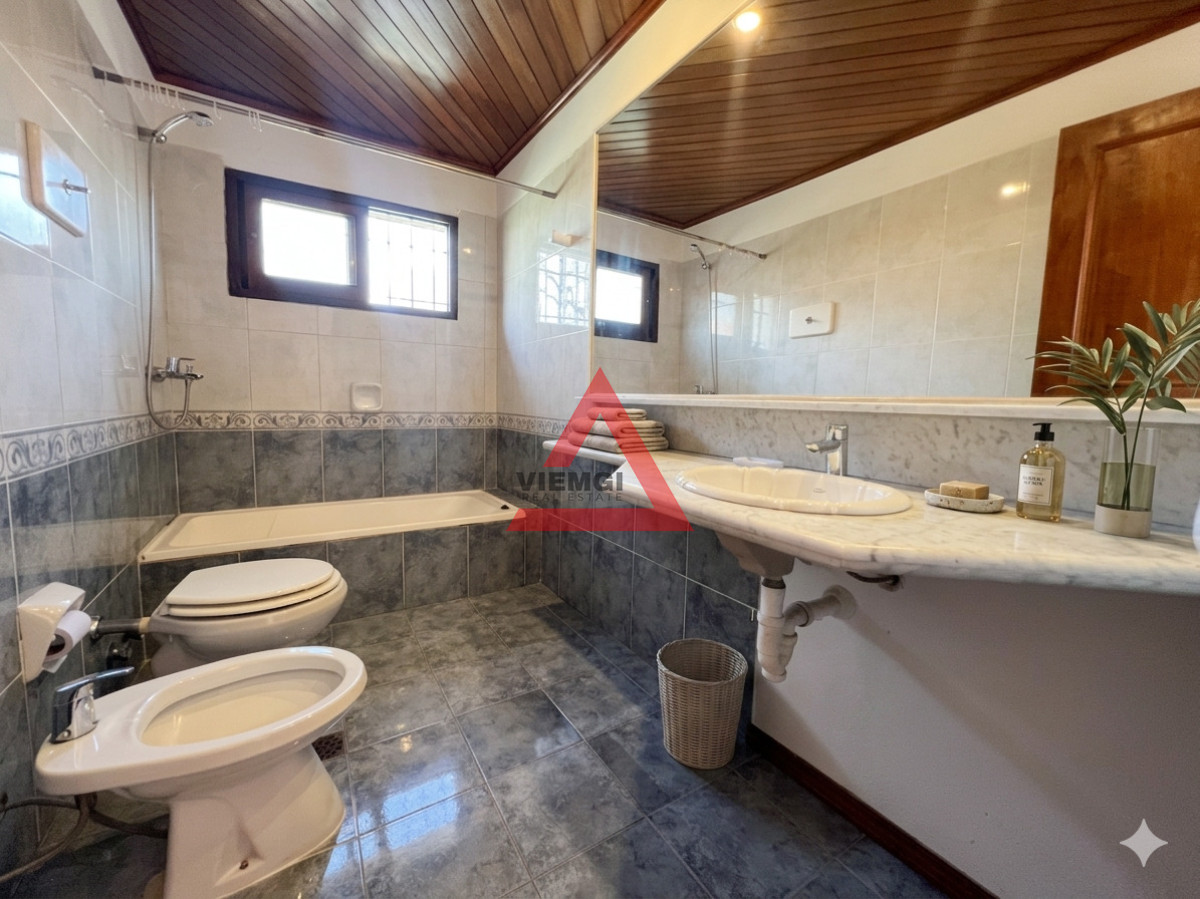 Casa ID.196 - Casa 3 dormitorios en Venta con piscina y jardín en Barrio Marly, Punta del Este
